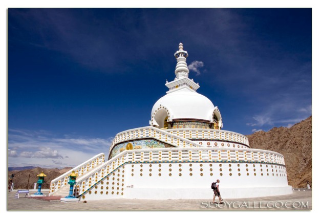 La Stupa de Leh. Con una persona caminando a su lado se ven mejor las proporciones.